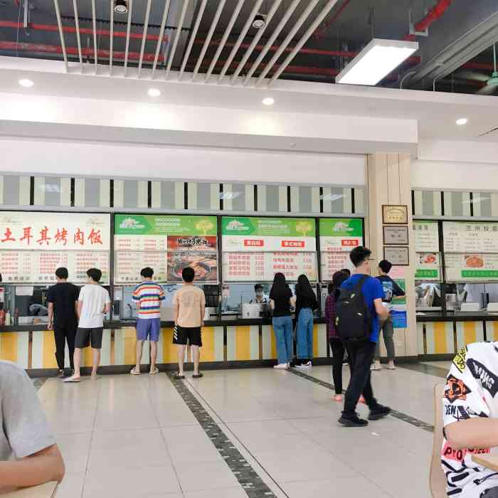 广东工业大学东区第1饭堂-"铁板菜窗口总是排了长长的队伍,它的受欢迎