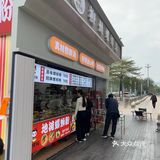 南沙万达1号门侧面的街道，发现这家螺狮粉很多人排队吃