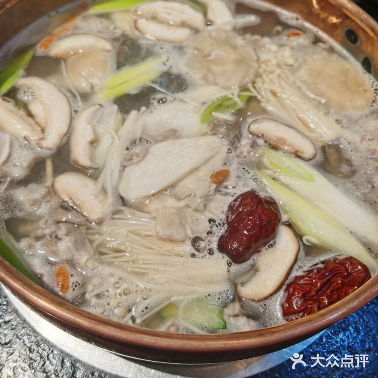 大片肉放进去涮好后，配上芝麻酱料碗