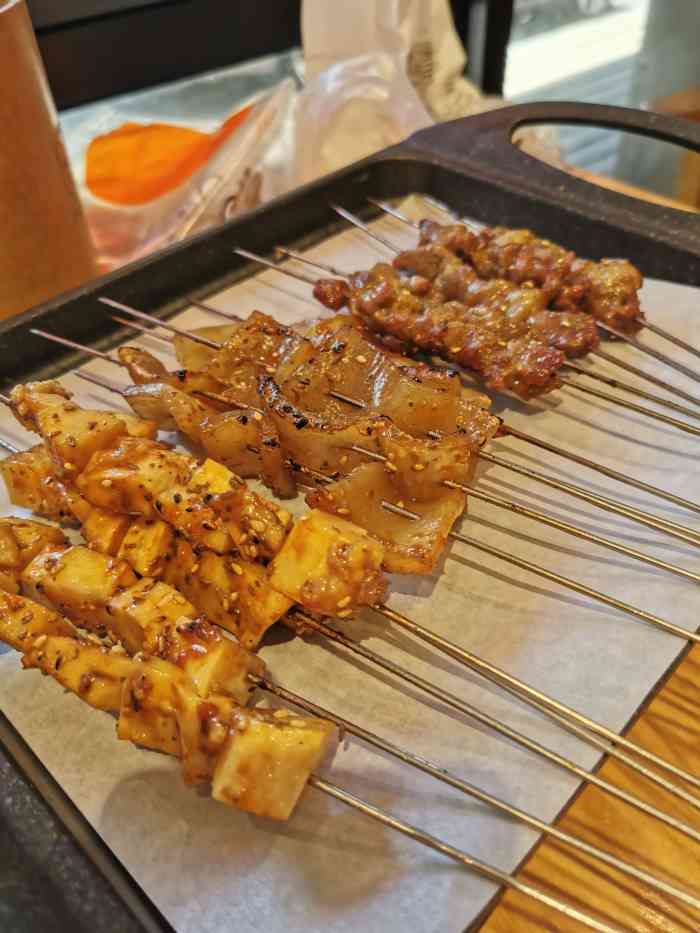 申记串道(八一路店"老板说是沈阳的连锁品牌,现代风格的烤吧.