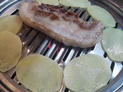 厚切五花肉-·缸桶屋·韩式牛肋条自助烤肉(西湖D11店)