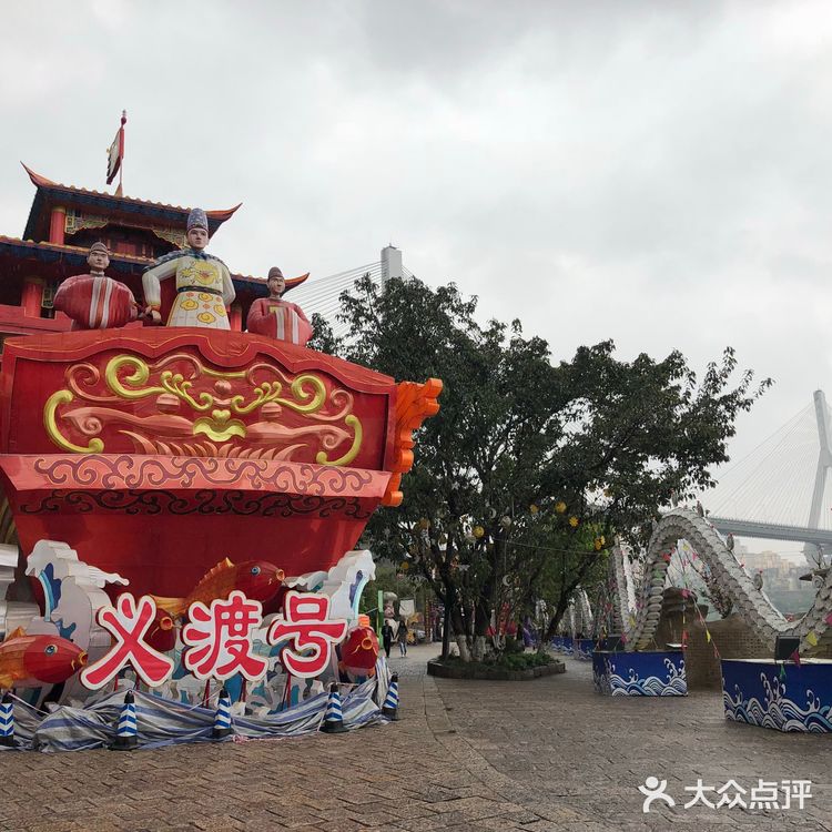 周末雨天大渡口义渡古镇人很少，有室内停车场