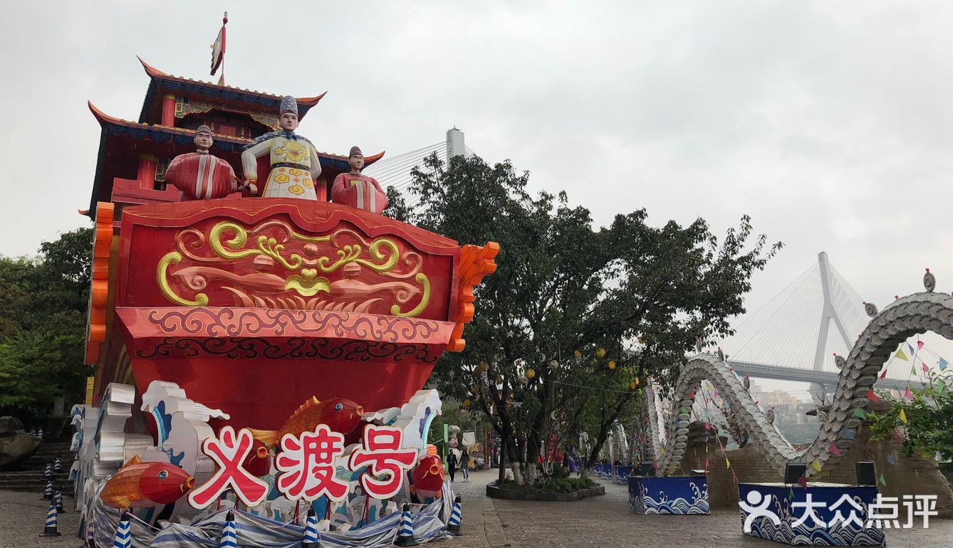 周末雨天大渡口义渡古镇人很少，有室内停车场