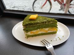 芒果抹茶奶油奶酥蛋糕-black rainbow coffee