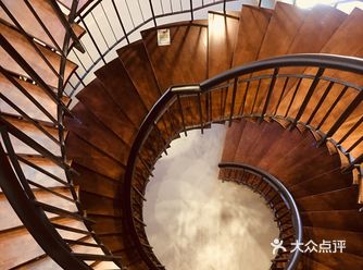 楼下有BOY、JACK&JONES等各种休闲服饰