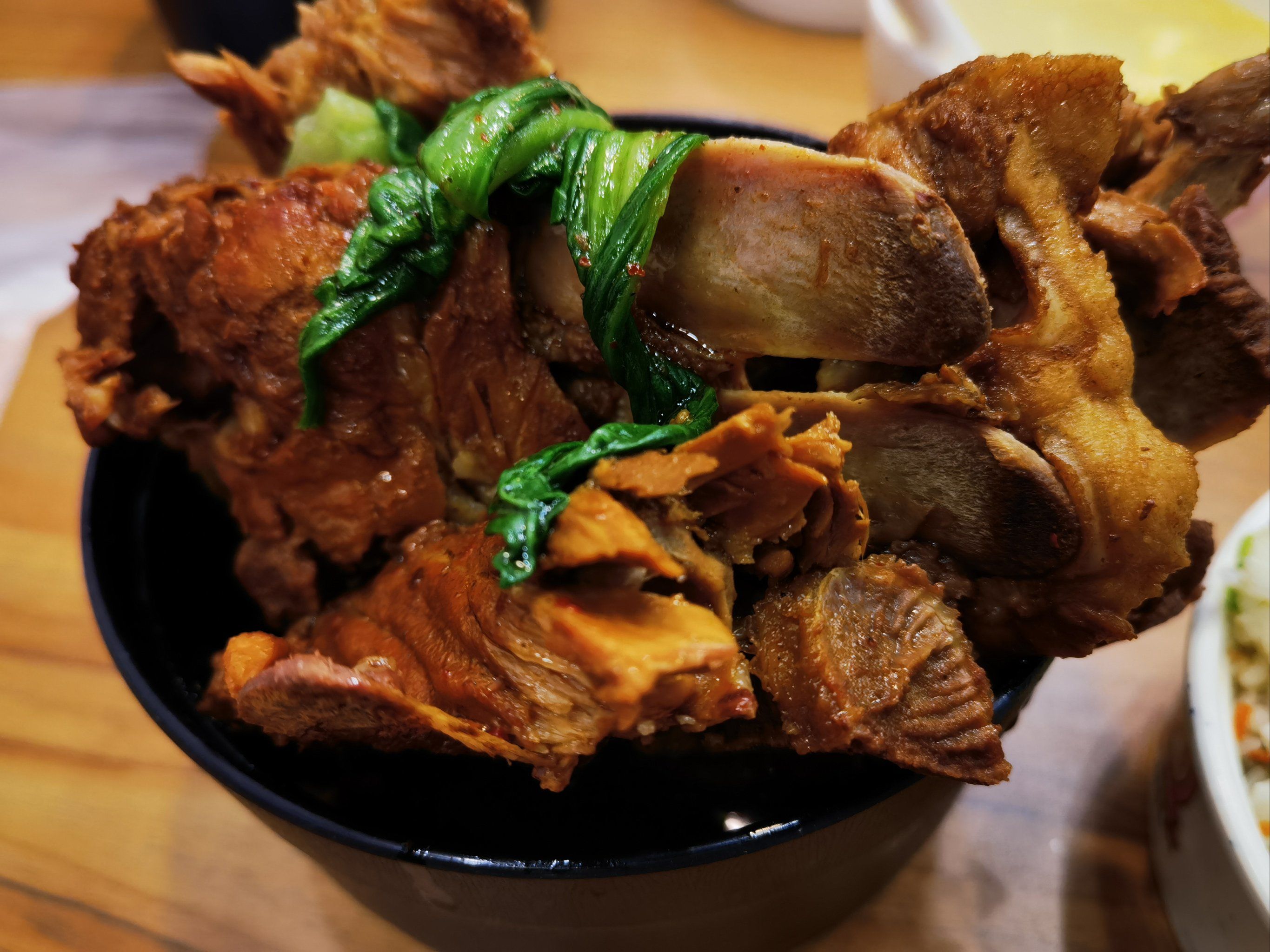 后宰门鸡鸣汤包的大骨头饭