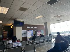 -班达拉奈克国际机场