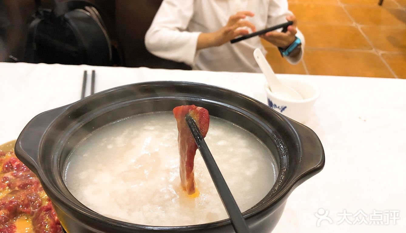 我把生瑶柱外面的裙带剥掉，只吃里面的瑶柱