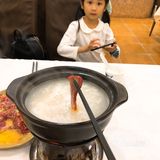 我把生瑶柱外面的裙带剥掉，只吃里面的瑶柱