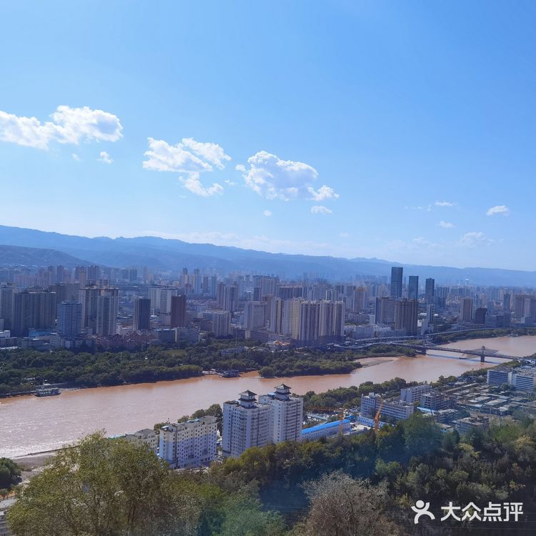 只能步行上山。入公园的门仅限一辆2米左右车的宽度