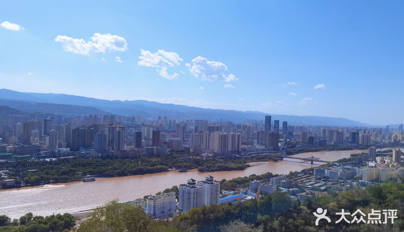 只能步行上山。入公园的门仅限一辆2米左右车的宽度