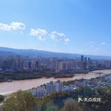 只能步行上山。入公园的门仅限一辆2米左右车的宽度