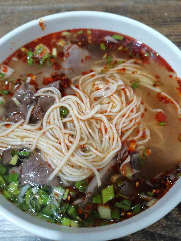 在附近住,看到周围的人都来这里吃早餐「牛肉面」没想到拉面的宽窄