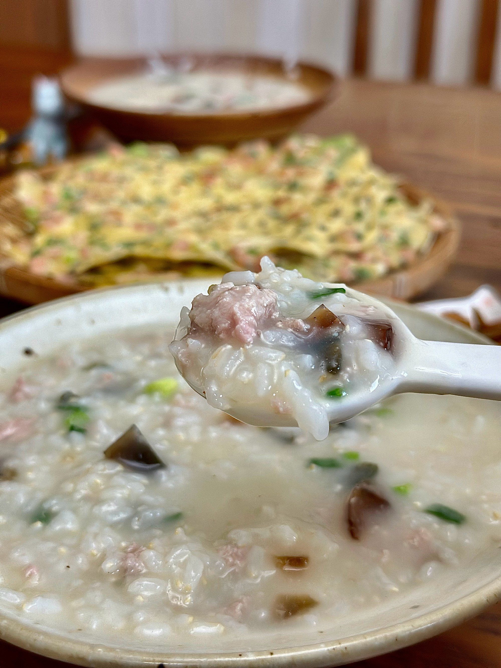 皮蛋瘦肉粥➕鸡蛋火腿葱香饼 这个皮蛋瘦肉粥真