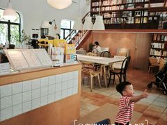 -彳亍咖啡·这里(水湾路店)