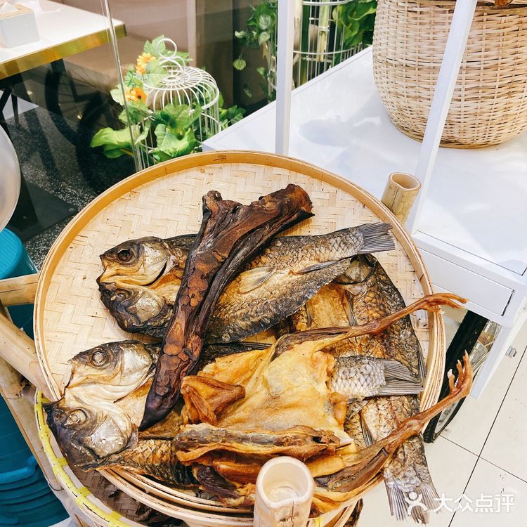 他家的食材非常新鲜 听说这里的厨师都是在十年之上