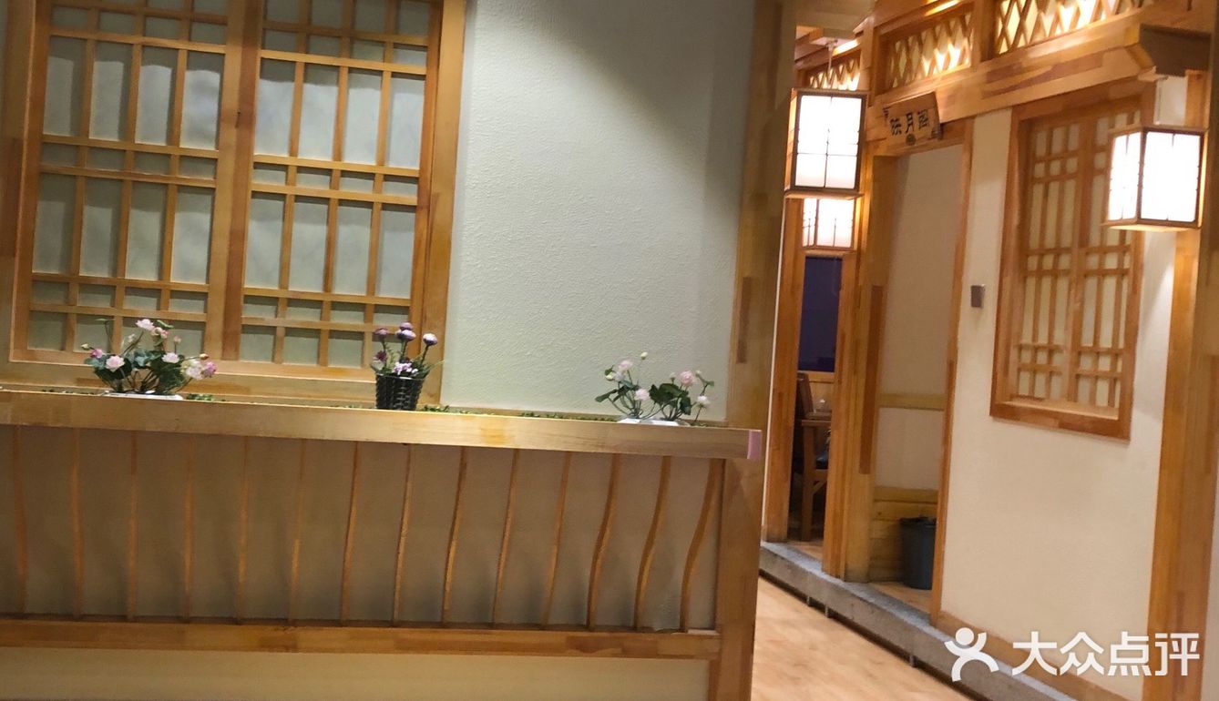 有肉，寿司，大酱汤，石锅拌饭。一定能吃饱吃好