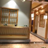 有肉，寿司，大酱汤，石锅拌饭。一定能吃饱吃好