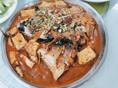 芭蒿炖江胖头鱼-庆岭迎宾园正宗活鱼馆
