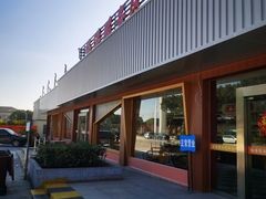 -临港服务区·停车场