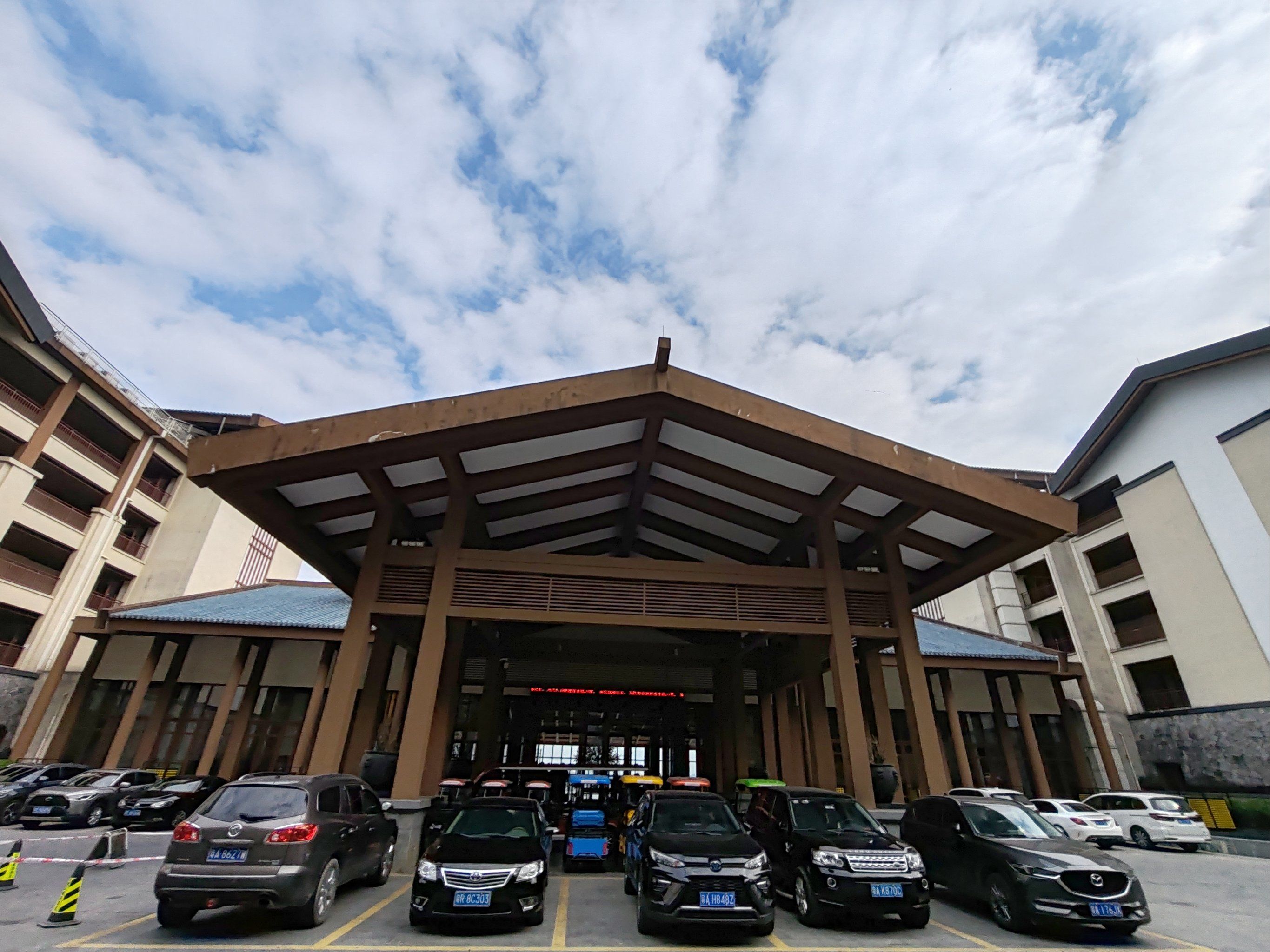 广东省英德宝晶宫天鹅湖温泉酒店