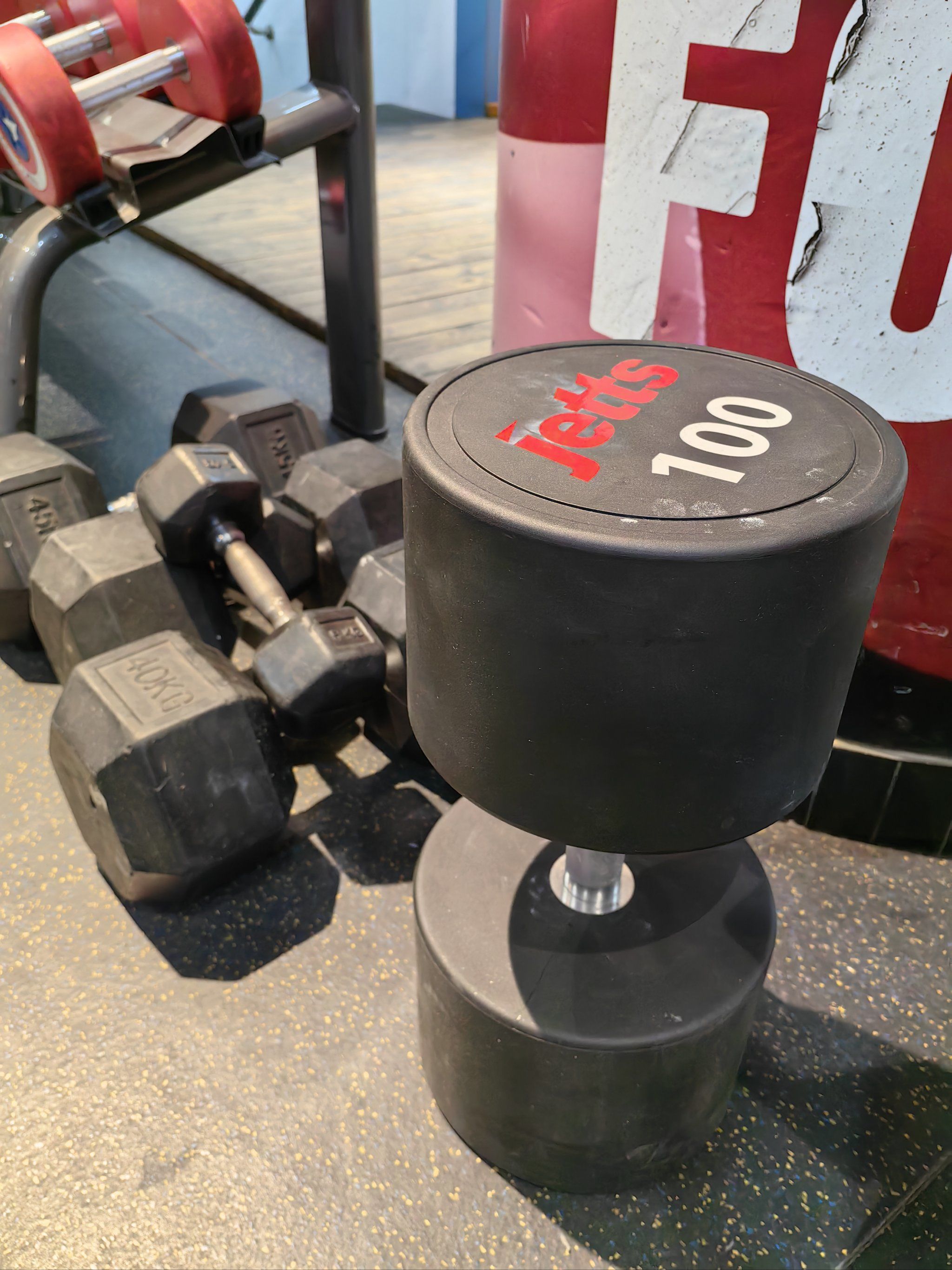 周一的健身房训练 试拉100kg哑铃