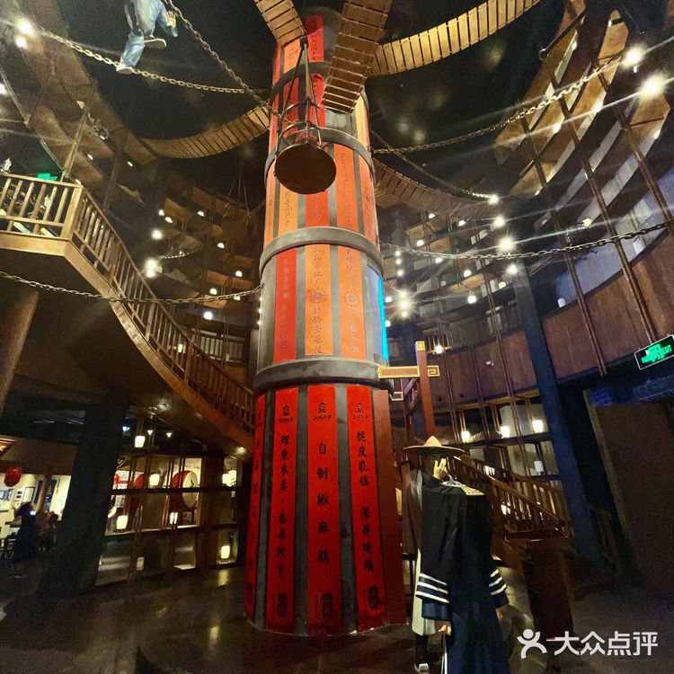 电影小镇夜景穿越回90年代 复古感拿捏了