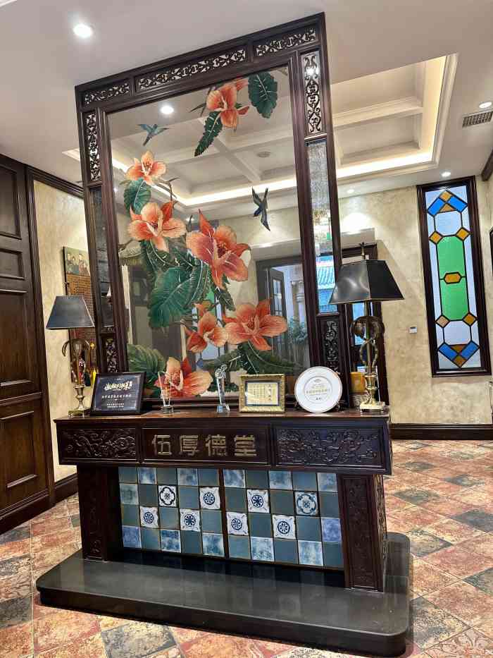 钱庄改的饭店,就有意思,可以拍拍照 前身兼数职,一直在接电话