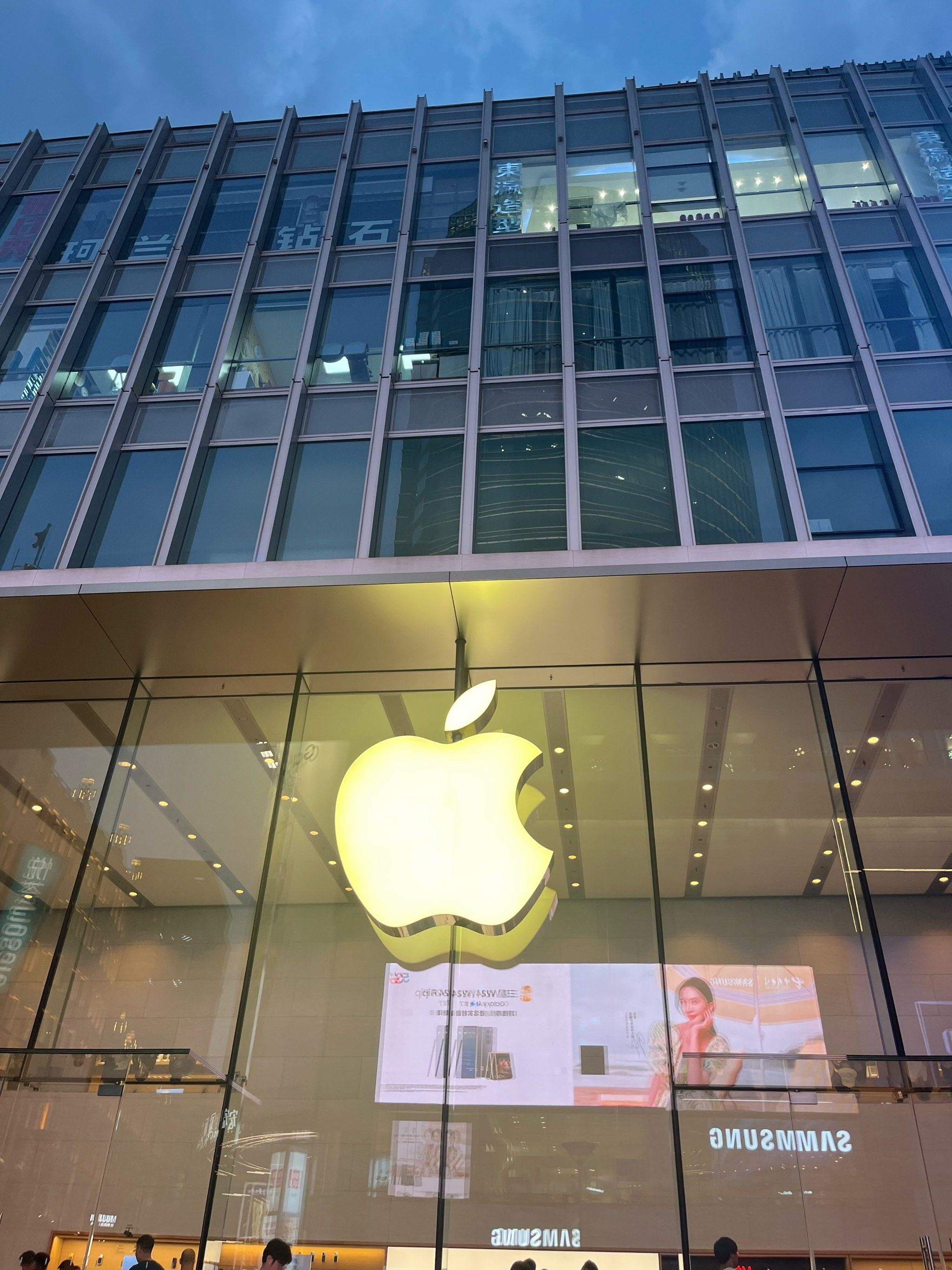 暑期苹果旗舰店人好多,都是来体验新品的吧!