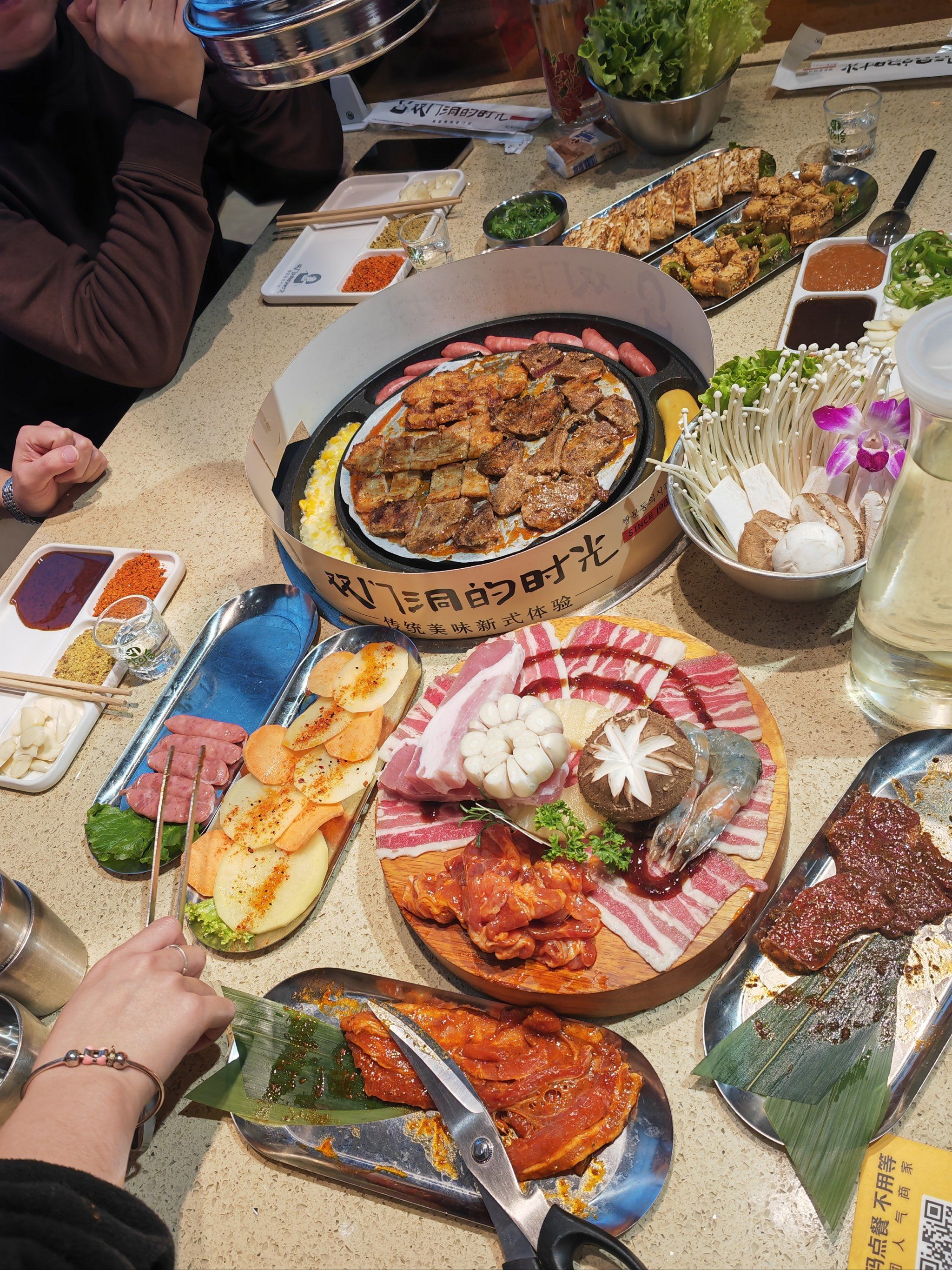 吾悦广场对面,双门洞烤肉