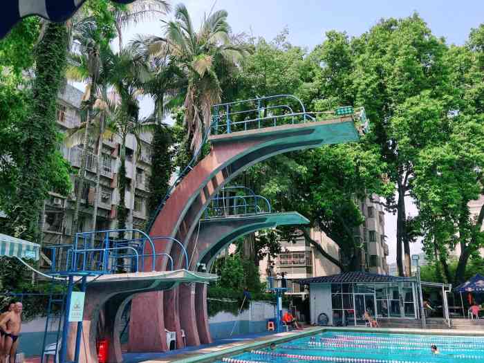 大梦山游泳池-"梦山小区里面 走上去有一个很大很高的坡 .