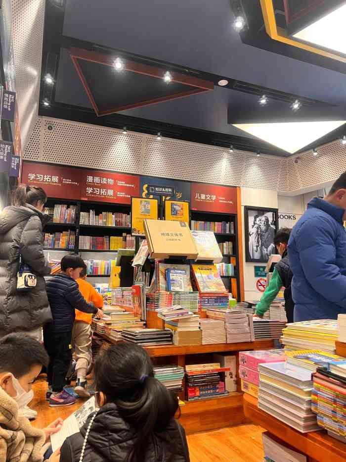 西西弗书店(宝杨路宝龙店)-"疫情期间去光顾的,客人很少.