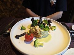 三文鱼海鲜派配鸡枞菌小番茄-卡本妮法餐厅·北京和平宾馆