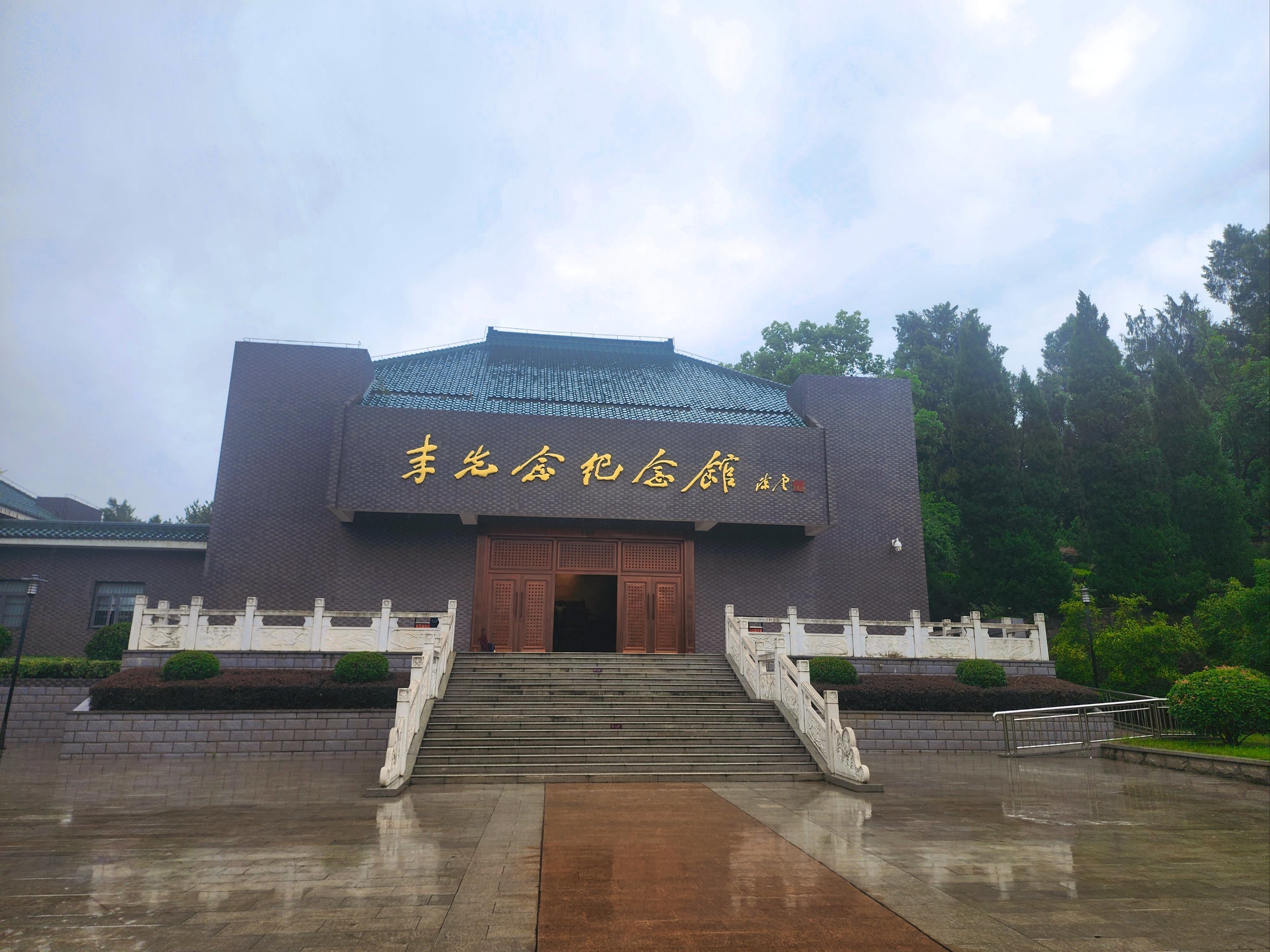 "铁血红安 革命红城"