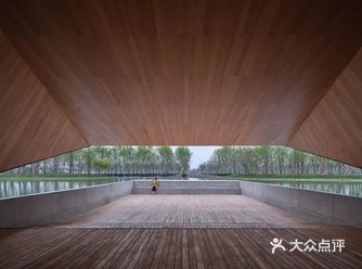 在黑与白之间几何分割的美学角度，黑色镜面区域将空间映