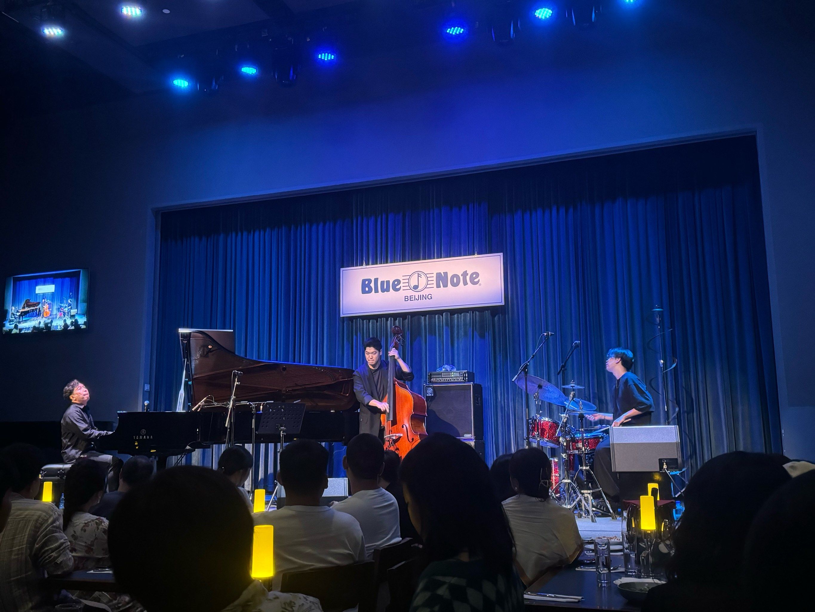 接电话帅哥实在不适合做服务业,态度不好就多去照镜子.