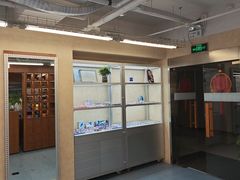 -无奔眼镜·蔡司·依视路授权店(朝阳大悦城店)