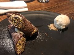 西西里卷乳清芝士开心果配-Carbon莫卡哆·意大利复古集市餐厅(杭州大厦店)