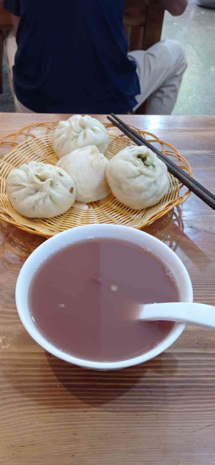 清真白家包子铺-"晚上早上吃泡馍的时候看到路斜对面的这个白.