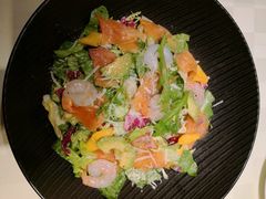 三文鱼大虾海鲜沙拉-西堤厚牛排(王府井店)