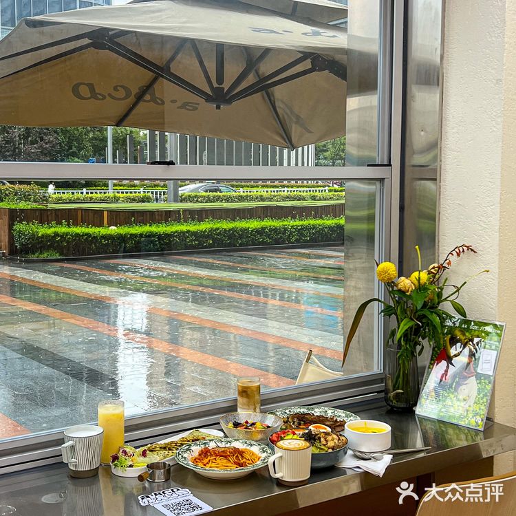 来青岛最爱的街景窗边brunch‼️雨天来好浪漫