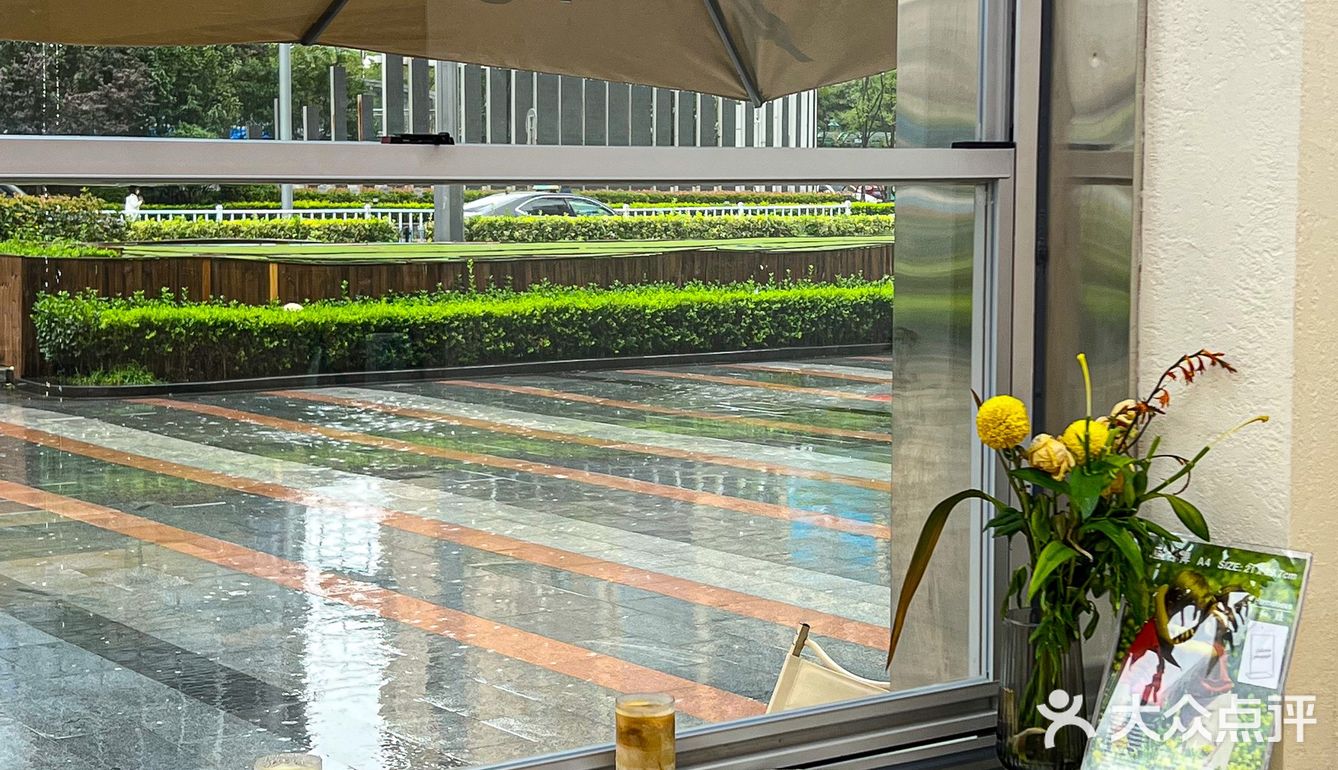来青岛最爱的街景窗边brunch‼️雨天来好浪漫