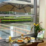 来青岛最爱的街景窗边brunch‼️雨天来好浪漫