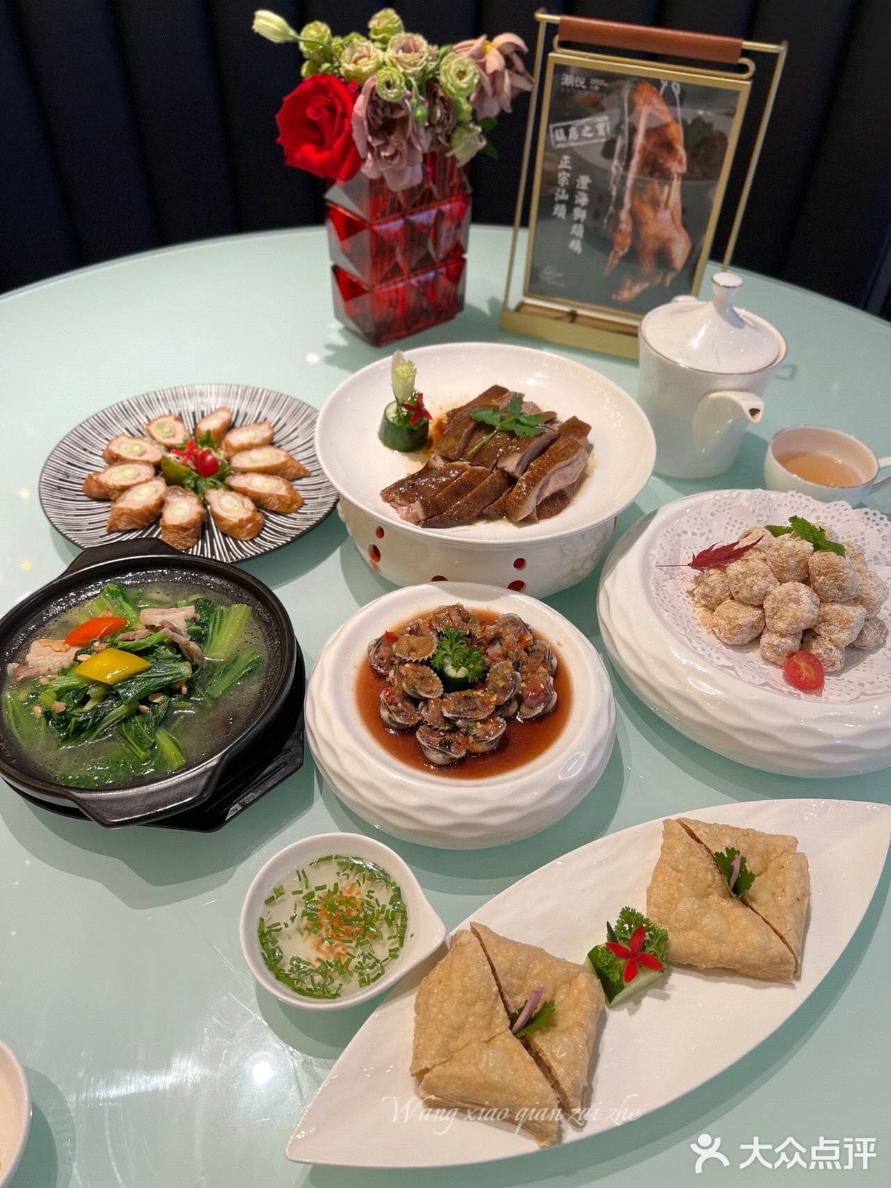 大肠中间夹着大葱蘸上特制酱料一口大满足呀