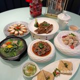 大肠中间夹着大葱蘸上特制酱料一口大满足呀