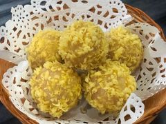 蛋黄流心酥-黄师奶甜品店
