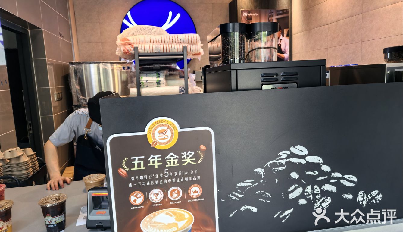 被太阳蒸烤后的救命饮～塞纳莓莓拿铁❗