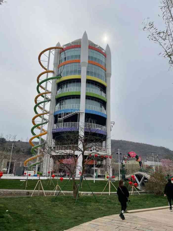 铁定溜溜-"在大荆下山头村里,新建的景点,园区都是滑.