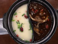 鸳鸯锅-亿诣蝎府炸酱面羊蝎子火锅(酷车小镇店)