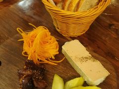 自家鹅肝酱配酸菜和冈冈法棍-羽深肉铺 Steak & Wine